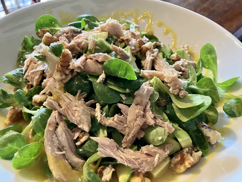 ENSALADA DE CANÓNIGOS, AGUACATE Y PERDIZ ESCABECHADA